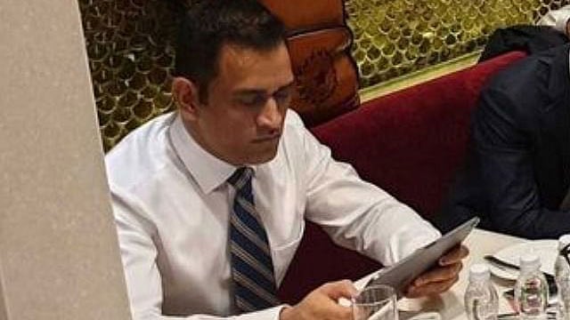 পাবজি গেমস খেলতে ব্যস্ত মহেন্দ্র সিং ধোনি। ছবি: টুইটার।