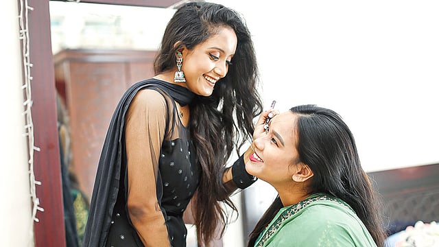 নিজেরা মিলে সেজে এভাবেই বাড়িতে চলতে পারে ঈদের উদ্‌যাপন। মডেল: সুদিপ্তা, পূর্ণা, ছবি: সুমন ইউসুফ