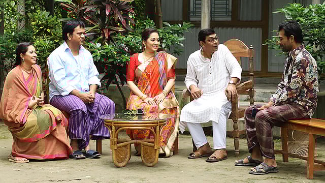 ‘মনের মতি-মনের গতি’ নাটকের একটি দৃশ্য। ছবি: সংগৃহীত