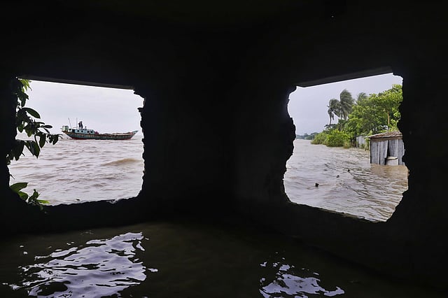 মালিকান্দা গ্রামের এই বাড়িটি পদ্মায় তলিয়ে যাওয়া এখন যেন সময়ের ব্যাপার।