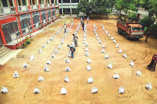 সাকিব আল হাসান ফাউন্ডেশনের পক্ষ থেকে ত্রাণ তৎপরতা। ছবি: সংগৃহীত