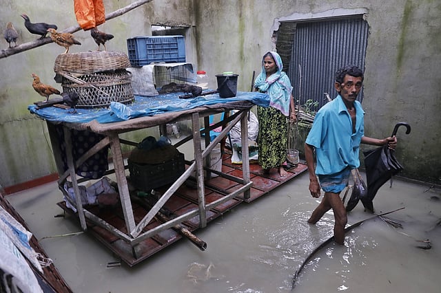 দোহার উপজেলার মেঘুলা বাজারের মালিকান্দা গ্রাম ডুবে গেছে পদ্মার পানিতে। বহু বাসিন্দা ছেড়ে দিয়েছেন বসতভিটা। দিনমজুর মনির গাজী তাঁর স্ত্রীকে নিয়ে আশ্রয় নিয়েছেন একটি পরিত্যক্ত বাড়িতে।