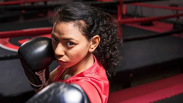 গ্লাভস হাতে বক্সিং রিংয়ে রুখসানা বেগম। ছবি: সংগৃহীত