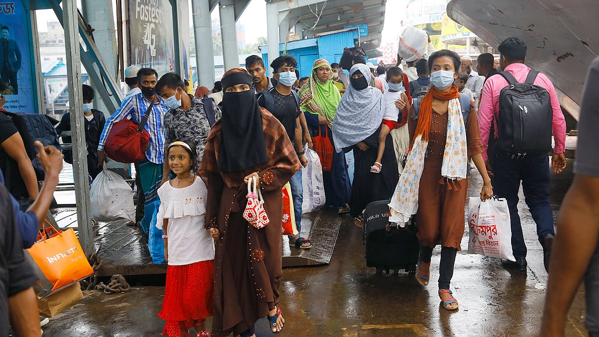 ঈদ উপলক্ষে রাজধানী ছাড়ছেন নগরবাসী। অনেকে যাচ্ছেন নৌপথে। গতকাল সদরঘাটে। প্রথম আলো