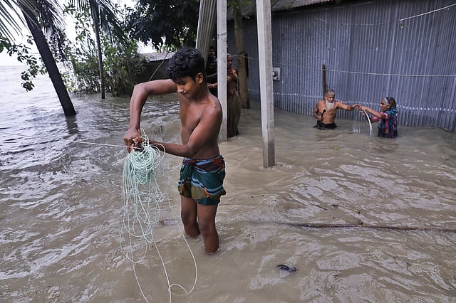 মালিকান্দা গ্রামের বাসিন্দা নূর বেপারী ও তাঁর পরিবার তাদের ভেঙে যাওয়া বসতভিটার সংস্কার কাজ করছেন।