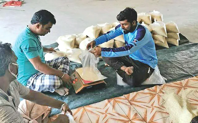 মানুষকে খাওয়ার কষ্টে থাকতে দেননি নারায়ণগঞ্জের ক্রিকেটার নাজমুল