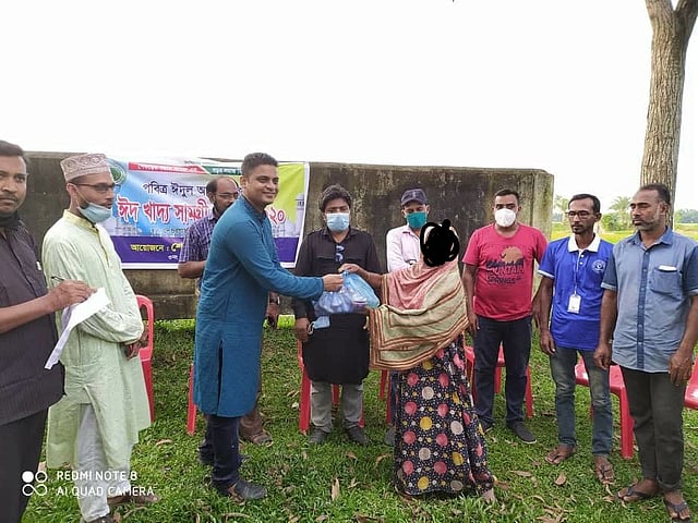 হবিগঞ্জের চুনারুঘাট উপজেলার ৩ নম্বর দেওরগাছ ইউনিয়নে শেকড় সামাজিক সংগঠনের পক্ষ থেকে ঈদ খাদ্যসামগ্রী বিতরণ করা হয়েছে। গতকাল মঙ্গলবার (২৮ জুলাই) বিকেলে দেওরগাছ আদর্শ বাজারে এ খাদ্যসামগ্রী বিতরণ অনুষ্ঠিত হয়। এ সময় ইউনিয়নের ৩৭টি দরিদ্র পরিবারের মধ্যে সংগঠনের উদ্যোগে ঈদ খাদ্যসামগ্রী বিতরণ করা হয়েছে। ছবি: কামরুল হাসান শাকিম