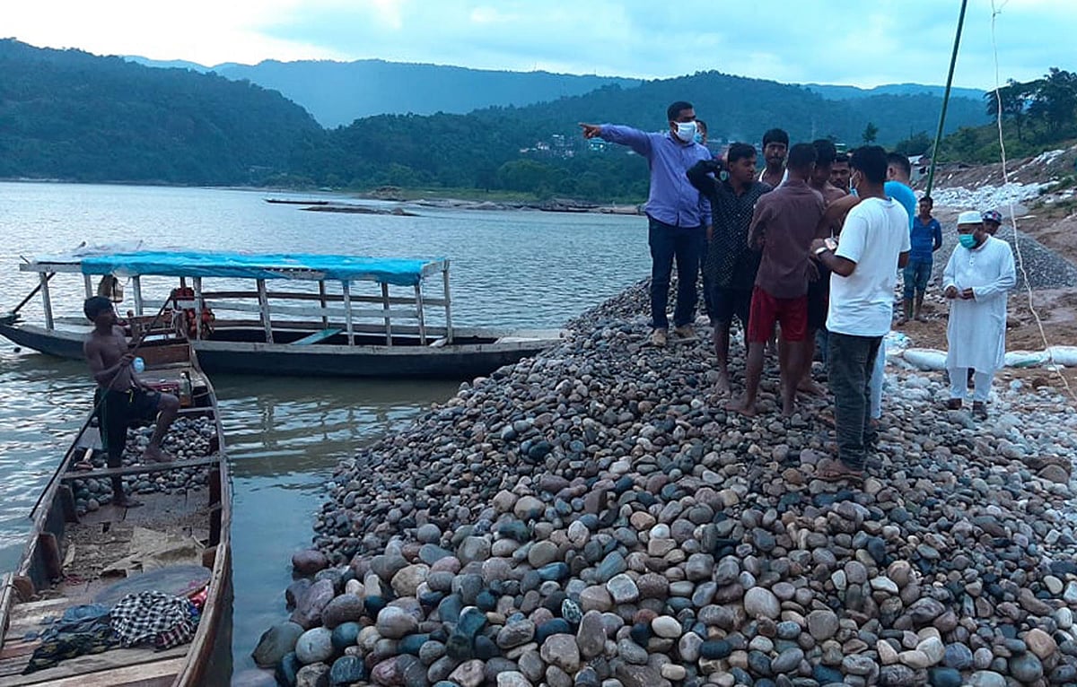 পাহাড়ি ঢলে জমা হওয়া জাফলংয়ের এই পাথরগুলো লুট করার চেষ্টা চলছিল। জেলা প্রশাসকের নির্দেশে পাথরগুলো জব্দ করে রাতে উন্মুক্ত নিলামে বিক্রি করে গোয়াইনঘাট প্রশাসন। মঙ্গলবার সন্ধ্যায় পিয়াইন নদের তীরে। ছবি: প্রথম আলো