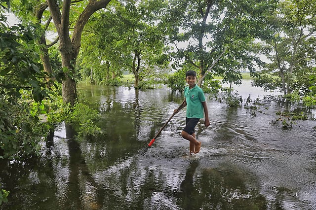 দোহারের সুতারপাড়া এলাকার সড়ক বন্যার পানিতে তলিয়ে গেছে।