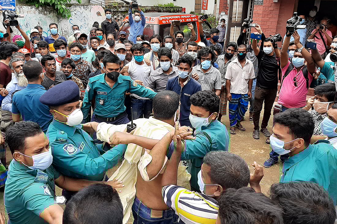 করোনাকালে বাসদের মানবতার সেবা কার্যক্রমে বাধা দেওয়া নিয়ে দফায় দফায় হট্টগোল বাধে। বুধবার বরিশাল নগরের ফকিরবাড়ি সড়ক এলাকায়। ছবি: প্রথম আলো