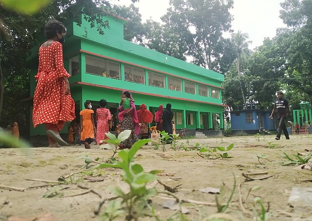 করোনার কারণে প্রাথমিক বিদ্যালয় বন্ধ থাকায় শিক্ষার্থীদের ‘স্কুল মিল’ কার্যক্রম বন্ধ। কিন্তু তাদের কয়েক মাসের জমানো বিস্কুট ও খাবার রান্নার উপাদান (চাল, ডাল, তেল) ২৭ জুলাই দেওয়া হয়। বিদ্যালয়টি স্বরূপে ফিরেছে। গড়িয়ানা সরকারি প্রাথমিক বিদ্যালয়, কালুখালি, রাজবাড়ী, ২৭ জুলাই। ছবি: শামিম মিয়া