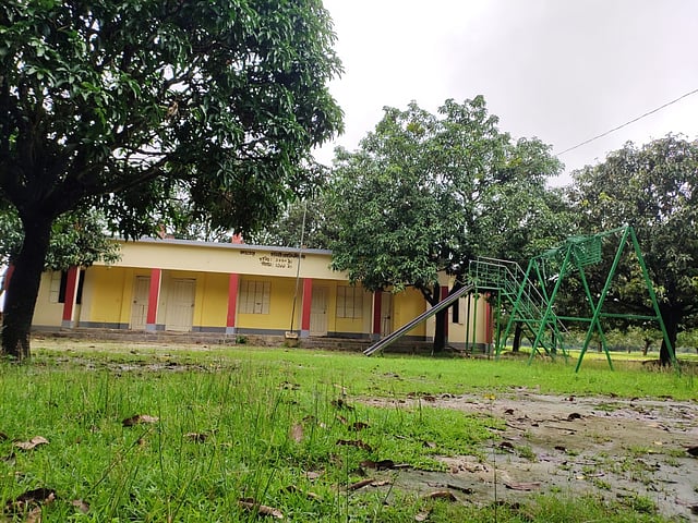 করোনার সময়ে গ্রামের স্তব্ধ বিদ্যালয়। বাদচহেড়া সরকারি প্রাথমিক বিদ্যালয়, সাপাহার, নওগাঁ, ২৭ জুলাই। ছবি: জি এ ফয়সাল