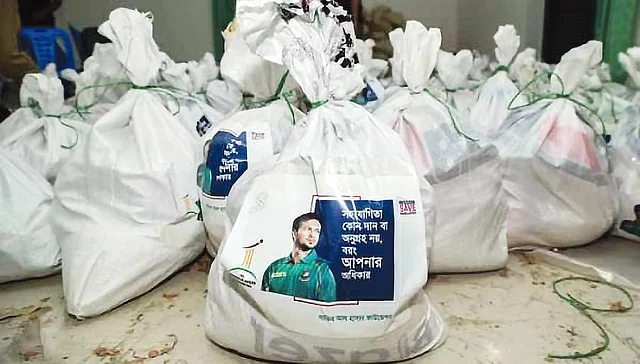 সাকিব আল হাসান ফাউন্ডেশনের পক্ষ থেকে ত্রাণ তৎপরতা। ছবি: সংগৃহীত