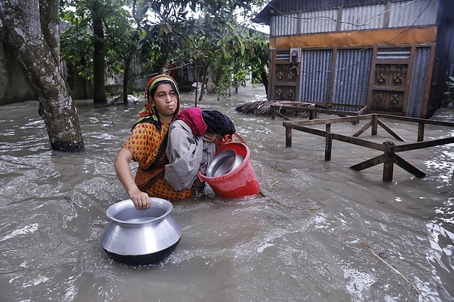 পদ্মানদী তীরবর্তী এই মানুষগুলো প্রাণ বাঁচাতে ও জীবিকার তাগিদে অন্যত্র সরে যাচ্ছে।