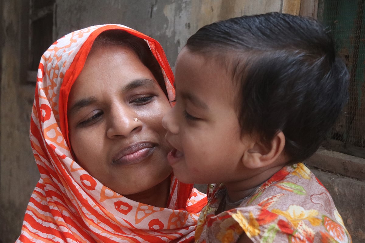 রাজশাহী মেডিকেল কলেজ হাসপাতালের আয়া আসমাউল হুসনা ও তাঁর মেয়ে জান্নাতুল মাওয়া। সম্প্রতি রাজশাহী নগরের হেতেমখাঁ কারিগরপাড়া এলাকার ভাড়া বাসা থেকে তোলা ছবি। প্রথম আলো