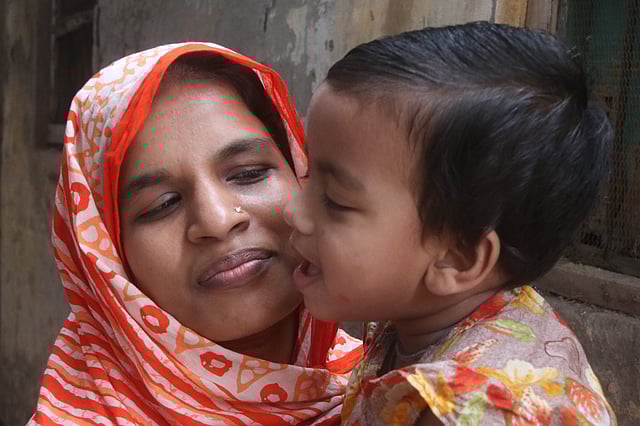 রাজশাহী মেডিকেল কলেজ হাসপাতালের আয়া আসমাউল হুসনা ও তাঁর মেয়ে জান্নাতুল মাওয়া। সম্প্রতি রাজশাহী নগরের হেতেমখাঁ কারিগরপাড়া এলাকার ভাড়া বাসা থেকে তোলা ছবি। প্রথম আলো