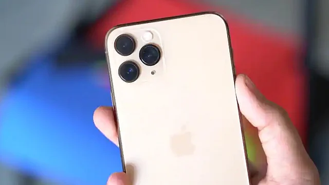 নতুন আইফোন আনতে পারে অ্যাপল। ছবি: রয়টার্স
