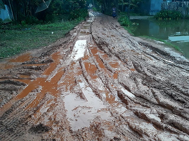 ময়মনসিংহের মুক্তাগাছা উপজেলার ৯ নম্বর কাশিমপুর ইউনিয়নের রাজাবাড়ি তল্লাইপার থেকে রাজাবাড়ি-কাশিমপুর নতুনবাজার পর্যন্ত ৩ কিলোমিটার মাটির রাস্তার এমনই বেহাল চিত্র এটি। গ্রামবাসীর অভিযোগ, এই ইউনিয়নের মানুষকে যুগের পর যুগ ধরে এই দুর্ভোগ পোহাতে হচ্ছে। বর্ষাকালে যাতায়াতের জন্য একেবারে অনুপযুক্ত হয়ে পড়া রাস্তাটি সংস্কারের দাবি জানিয়ে আসছেন তাঁরা। সংশ্লিষ্ট মহল কোনো প্রকার উদ্যোগ গ্রহণ করেনি রাস্তাটি সংস্কারে। ছবিটি আজ বৃহস্পতিবার মুক্তাগাছা উপজেলা, রাজাবাড়ি তল্লাইপার মোড় থেকে তোলা। ছবি: ইমতিয়াজ আহমেদ