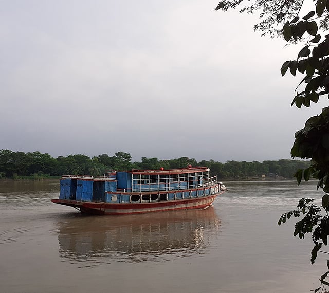 কুশিয়ারা নদীর অববাহিকায় মানুষের যাতায়াতের মাধ্যম ছিল নৌকা–লঞ্চ। কিন্তু কালের বিবর্তনে সড়ক যোগাযোগের উন্নয়নে সচরাচর লঞ্চগুলো কুশিয়ারায় দেখা যায় না। বর্ষার মৌসুমে কিছুদিনের জন্য পাওয়া যায় হারিয়ে যাওয়া লঞ্চকে। ছবিটি সিলেটের ফেঞ্চুগঞ্জ বাজার খেয়াঘাট থেকে বৃহস্পতিবার তোলা। ছবি: মো. আব্দুস সালাম