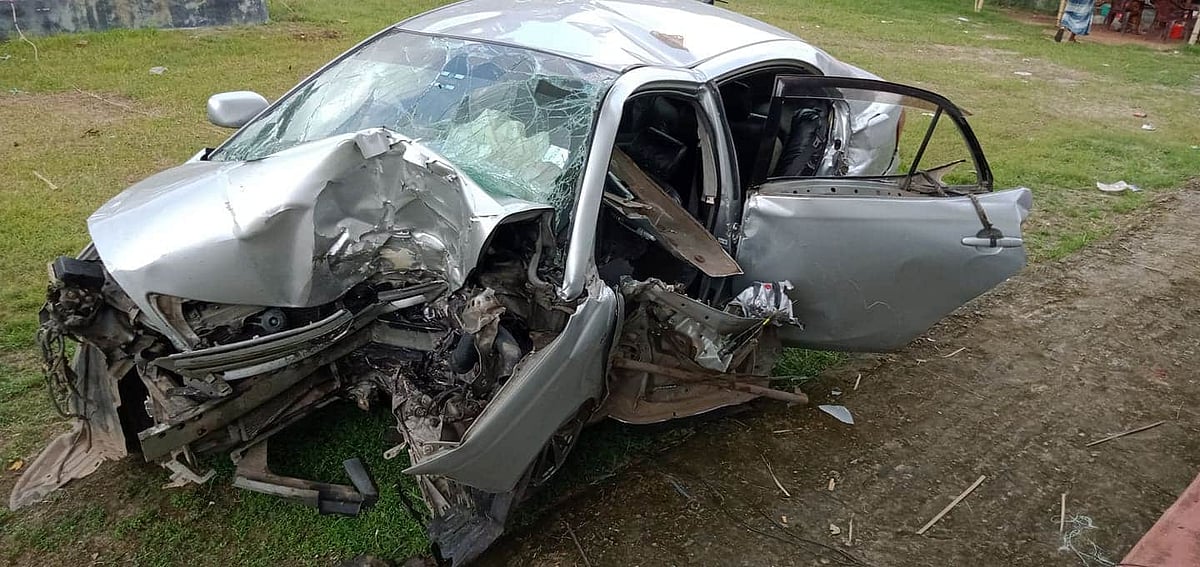 ঢাকা-খুলনা মহাসড়কের গোপালগঞ্জের কাশিয়ানীতে রেলওয়ে ফ্লাইওভারের ওপর প্রাইভেট কারের চালক নিয়ন্ত্রণ হারিয়ে রেলিংয়ের সঙ্গে ধাক্কা লাগান। এতে প্রাইভেট কারটি দুমড়েমুচড়ে যায়।