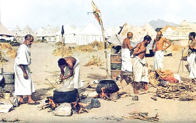 মিনা ময়দানে রান্না করছেন হজযাত্রীরা। ছবি: ন্যাশনাল জিয়োগ্রাফিক ম্যাগাজিন, ১৯৫৩