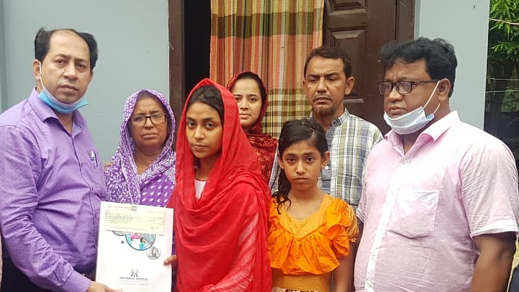 জাহাঙ্গীরনগর বিশ্ববিদ্যালয়ের শিক্ষার্থী মারিয়া খাতুনের হাতে শিক্ষাবৃত্তির চেক তুলে দেন ইউনিভার্সেল মেডিকেল কলেজ হাসপাতালের ব্যবস্থাপনা পরিচালক ডা. আশীষ কুমার চক্রবর্তী। সরাইল, ব্রাহ্মণবাড়িয়া, ৩১ জুলাই। ছবি: বিজ্ঞপ্তি