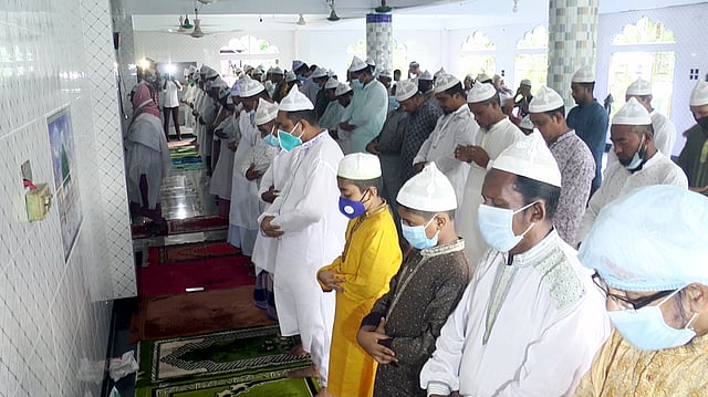 বরিশাল নগরের ২৩ নম্বর ওয়ার্ডে তাজকাঠি জাহাগিরিয়া শাহ সুফি মমতাজিয়া জামে মসজিদে শুক্রবার ঈদুল আজহার জামাতে অংশ নেওয়া মুসল্লিরা। ছবি: প্রথম আলো