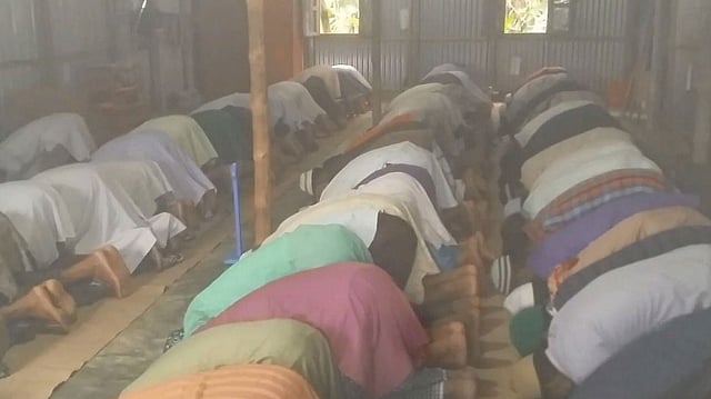 শেরপুরের নকলা উপজেলার কৈয়াকুড়ি গ্রামের দেড় শতাধিক মানুষ আজ শুক্রবার পবিত্র ঈদুল আজহার নামাজ আদায় করেন। ছবি: প্রথম আলো