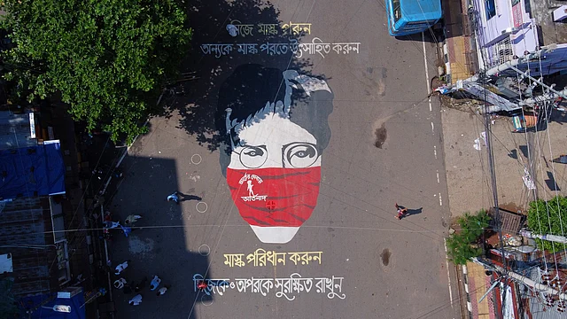 করোনাভাইরাস বিষয়ে জনসচেতনতা বাড়াতে বিশাল পথচিত্র (স্ট্রিট আর্ট) করেছে তরুণদের সামাজিক সংগঠন ‘আর্তনাদ’। মিরপুর, ঢাকা, ১ আগস্ট। ছবি: আবদুস সালাম