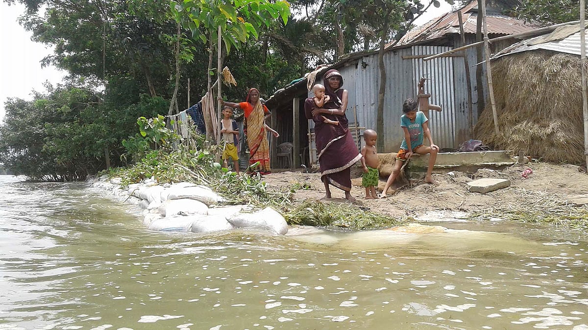 করোনার সঙ্গে বন্যায় সুনামগঞ্জের হাওর এলাকায় নেই ঈদের আমেজ। গত বৃহস্পতিবার জেলার বিশ্বম্ভরপুর উপজেলার খরচার হাওরপাড়ের রায়পুর গ্রামে। ছবি: প্রথম আলো