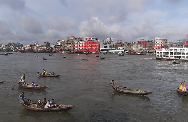 নৌকার নদী বুড়িগঙ্গা। শত শত নৌকা প্রতিনিয়ত মানুষ পারাপারে ব্যস্ত সময় পার করে এখানে। ৩১ জুলাই। ছবি: আফজাল তাহফি রোহান