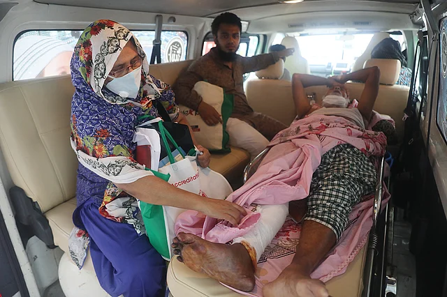 ডায়াবেটিসে আক্রান্ত স্বামী তৈমুর রহমানকে নিয়ে গত ২৯ জুলাই থেকে বিভিন্ন হাসপাতালে ঘুরছেন তিনি। কোথাও ভর্তি করাতে পারেননি। ঈদের দিন এসেছেন ঢাকা মেডিকেল কলেজ হাসপাতালে। ঢাকা, ১ আগস্ট। ছবি: আবদুস সালাম