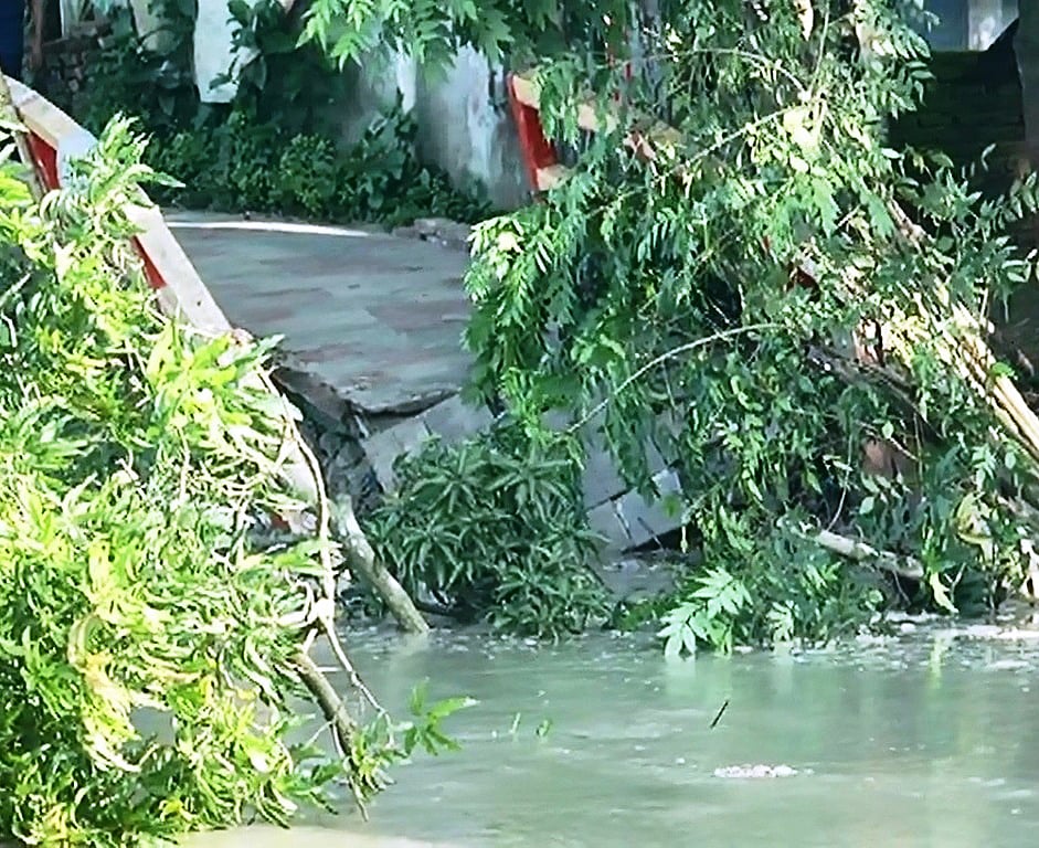 শহর রক্ষা বাঁধের ২০ মিটার আড়িয়াল খাঁ নদে বিলীন হয়েছে। শনিবার বিকেলে মাদারীপুরে শহরের লঞ্চঘাট এলাকায়। ছবি: প্রথম আলো