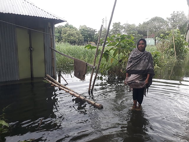 বন্যায় তলিয়ে গেছে ঘর। ঘর ছেড়ে অন্যত্র আশ্রয় নিয়েছেন বাসিন্দা। ছবি: আসাদুজ্জামান