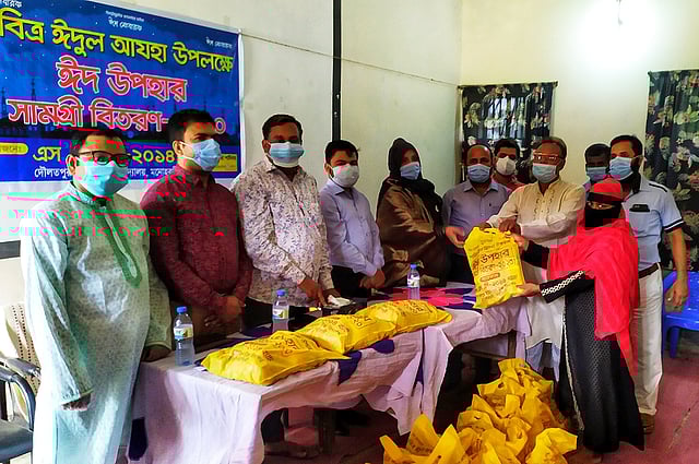 নরসিংদীর মনোহরদীর দৌলতপুর ইউনিয়ন উচ্চবিদ্যালয়ের এসএসসি-২০১৪ ব্যাচের শিক্ষার্থীদের আয়োজনে অসহায়, সুবিধাবঞ্চিত ও নিম্নবিত্ত মানুষদের সঙ্গে ঈদের আনন্দ ভাগাভাগি করতে ব্যাচের শিক্ষার্থীদের ও সামর্থ্যবানদের সহযোগিতায় ঈদের উপহারসামগ্রী বিতরণ করা হয়। গত বৃহস্পতিবার বিকেলে দৌলতপুর ইউনিয়ন উচ্চবিদ্যালয় কক্ষে ৭৫টি পরিবারে মাঝে ঈদের দিন রান্নার প্রয়োজনীয় উপকরণ তেল, পোলাওয়ের চাল, পেঁয়াজ, রসুন, আদা, জিরা, এলাচ, লং, দারুচিনি, ডেটল সাবান, মাস্কসহ নানা সামগ্রী বিতরণ করা হয়। ছবি: মো. আল-ফাহাদ