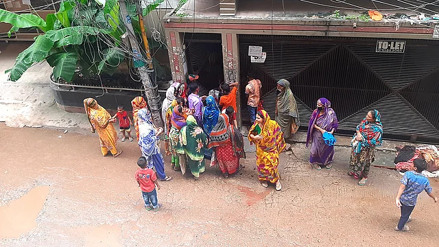 একটুখানি কোরবানির মাংসের জন্য ভিড়। মোহাম্মদপুর, ঢাকা, ১ আগস্ট। ছবি: মানসুরা হোসাইন