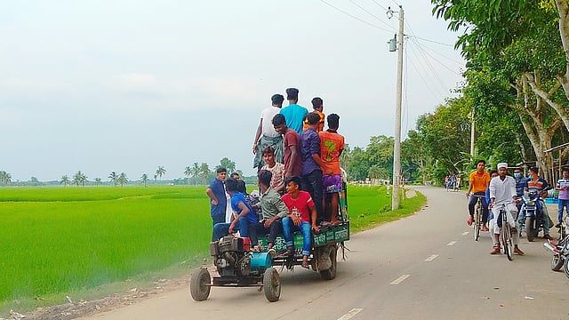 তিন চাকার বাহন বরাবরই ঝুঁকিপূর্ণ। আলমসাধু নামে পরিচিত এ বাহনে ঈদের আমেজে ১১ জন কিশোরের আনন্দফুর্তি। কোনো মাস্ক, গ্লাভস ছাড়াই সাউন্ড বক্স এবং জেনারেটর নিয়ে করছে হইহুল্লোড়। ঝিনাইদহের মহেশপুর উপজেলার দত্তনগর থেকে ছবিটি ১ আগস্ট তোলা। ছবি: মামুন সোহাগ