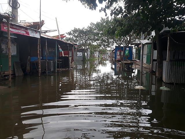 বন্যায় ডুবে গেছে খিলগাঁওয়ের বালুর পাড়ের বাজার। ছবি: আসাদুজ্জামান