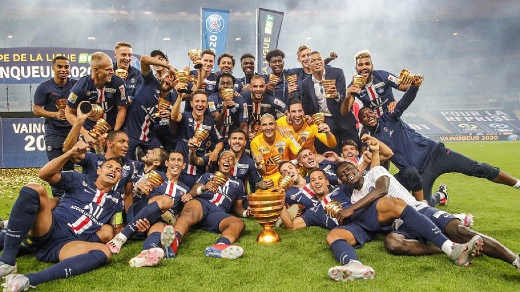 শিরোপা নিয়ে পিএসজির উল্লাস। ছবি: পিএসজি টুইটার