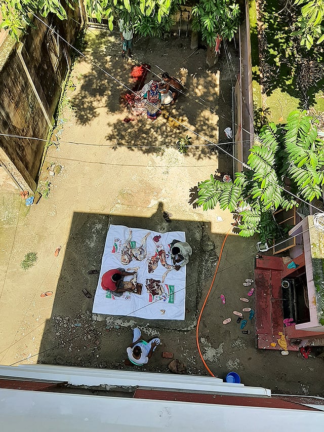 পবিত্র ঈদুল আজহার গরু কোরবানির পর কাটাকাটি করা হচ্ছে। বড় দেওয়ানপাড়া, সরাইল, ব্রাহ্মণবাড়িয়া, ১ আগস্ট। ছবি: আরিফুল ইসলাম ঠাকুর সায়েল