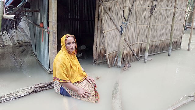 শুকুরজান বেগমের উঠানে পানি। ঘরে স্বামী বেকার। হাতে টাকা না থাকায় ঈদের কোনো আয়োজন নেই। আজ শনিবার জাজিরার বিলাশপুরে। ছবি: প্রথম আলো
