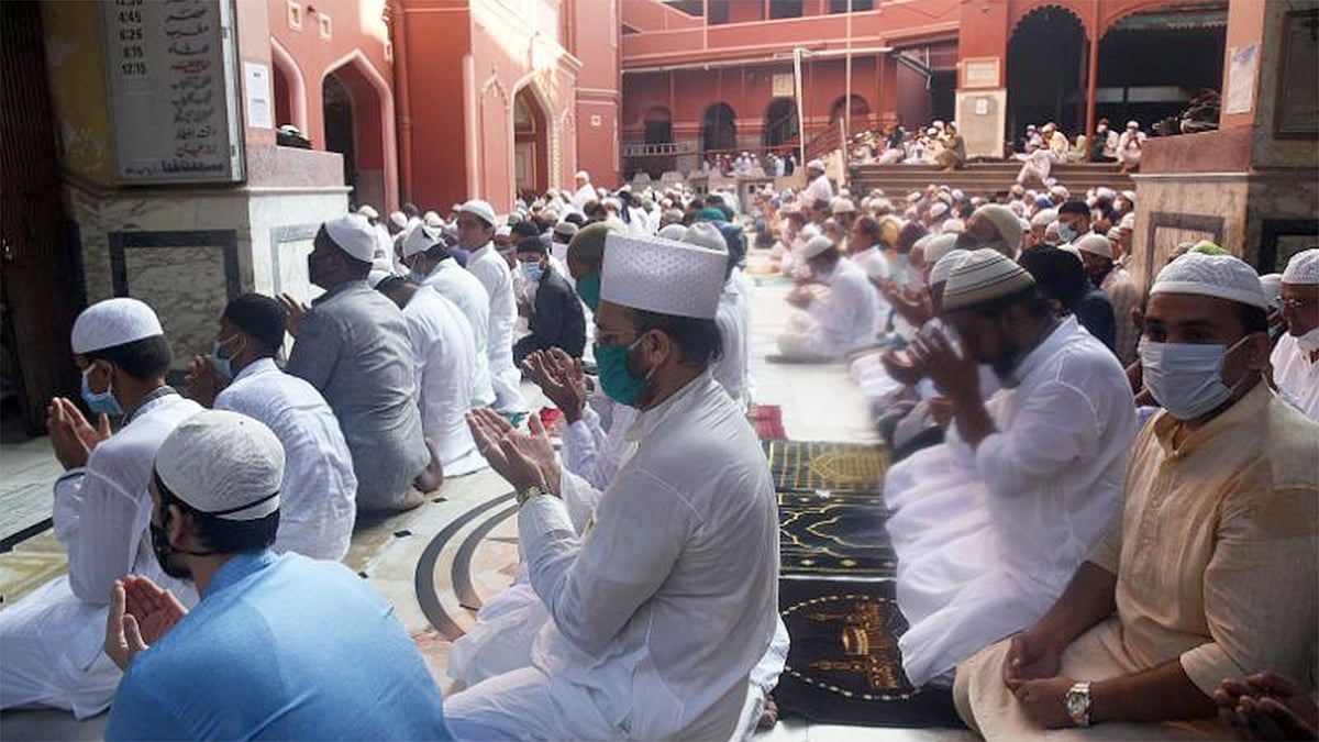 টিপু সুলতান মসজিদে পবিত্র ঈদুল আজহার নামাজ আদায়। ছবি: ভাস্কর মুখার্জি