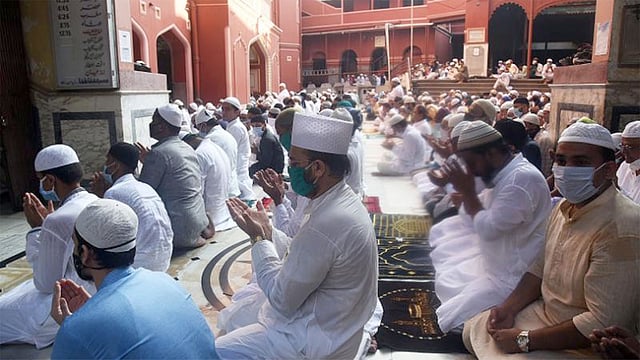 টিপু সুলতান মসজিদে পবিত্র ঈদুল আজহার নামাজ আদায়। ছবি: ভাস্কর মুখার্জি