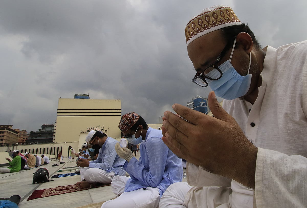 করোনাকালে ঈদের নামাজ আদায় করতে রাজধানী ঢাকার অনেক মুসল্লি বায়তুল মোকাররম জাতীয় মসজিদে যান। ছবি: হাসান রাজা