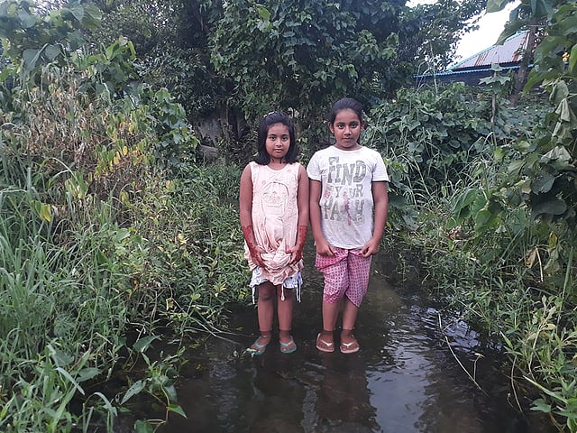 বন্যায় তলিয়ে যাওয়া বালুর পাড় জনপদের ছোট্ট দুই মেয়ে তামান্না আর আশফেকা। ছবি: আসাদুজ্জামান