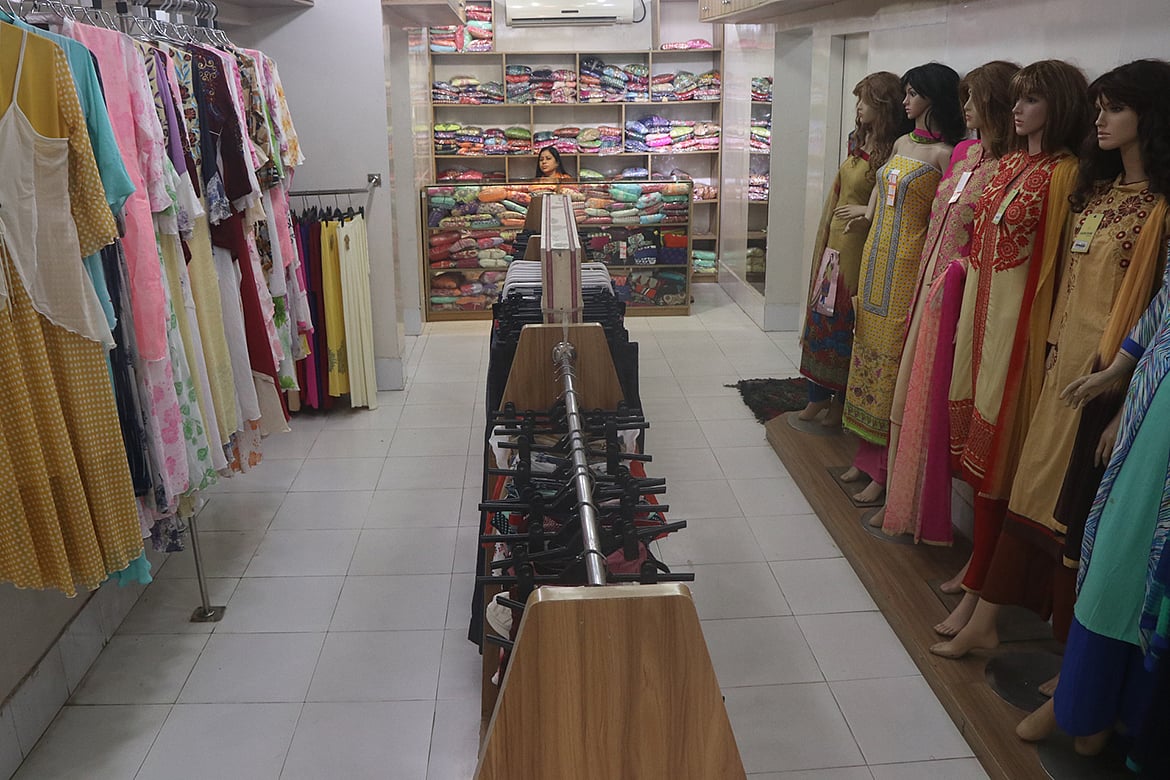 বগুড়ার ঈদ বাজারে মন্দা পরিস্থিতি বিরাজ করছে। অনেকটাই ক্রেতাশূন্য বিপণিবিতানগুলো। ঈদের আগের দিন (শুক্রবার) সকালে বগুড়া শহরের জলেশ্বরীতলায়। ছবি: সোয়েল রানা