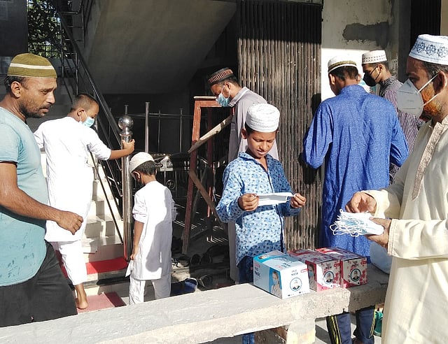 ‘স্বাস্থ্যবিধি পালন করি, করোনামুক্ত মহল্লা গড়ি’ স্লোগান নিয়ে বাগেরহাটে করোনা প্রতিরোধে জনসচেতনতা বৃদ্ধিতে আজ শনিবার পবিত্র ঈদুল আজহার দিনে মাস্ক বিতরণ করা হয়। আলিয়া মাদ্রাসা, বাগেরহাট, ১ আগস্ট। ছবি: মাহবুব হোসেন
