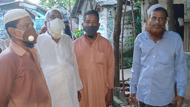 ঈদের খুশি নেই পাটকল শ্রমিকদের মধ্যে। শুক্রবার খুলনার প্লাটিনাম জুবিলি জুট মিলস শ্রমিক কলোনি এলাকায়। ছবি: প্রথম আলো