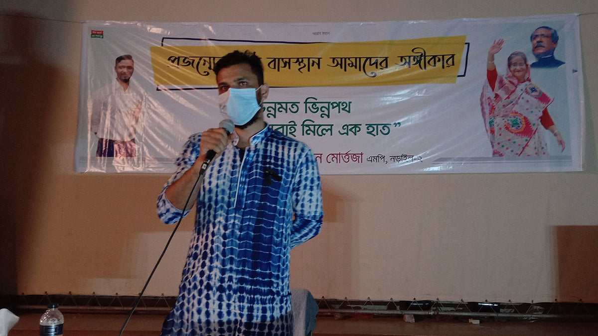 নড়াইল শিল্পকলা একাডেমি মিলনায়তনে নানা শ্রেণি-পেশার মানুষের বিভিন্ন প্রশ্নের উত্তর দিচ্ছেন নড়াইল-২ আসনের সাংসদ মাশরাফি বিন মুর্তজা। ছবি: প্রথম আলো