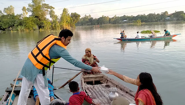 ‘আমরাই কিংবদন্তী গ্রুপে’র স্বেচ্ছাসেবীরা পবিত্র ঈদের দিনে মানিকগঞ্জের বিভিন্ন এলাকায় ছয় শতাধিক মানুষকে খাবার, মাস্ক, খাওয়ার স্যালাইন ছাড়াও কিছু পরিবারের মাঝে খাসির গোশত বিতরণ করেছেন। ছবি: বিজ্ঞপ্তি